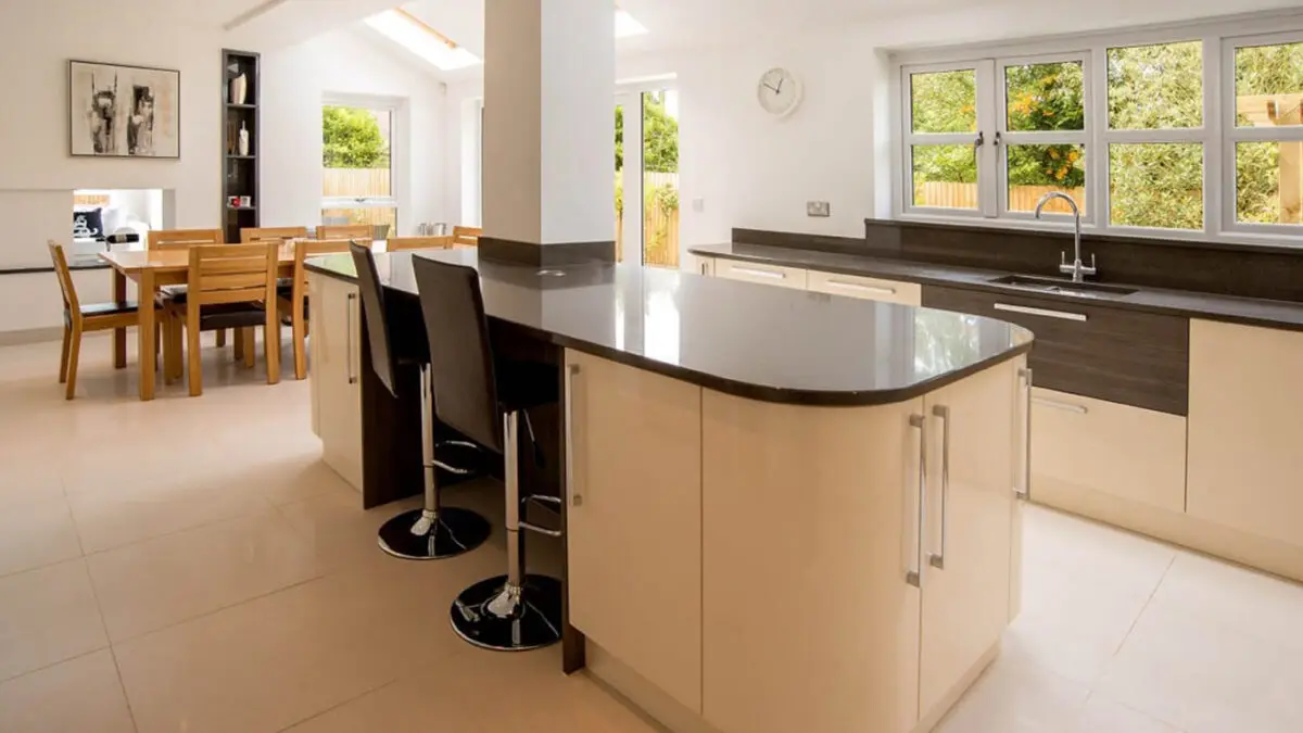 Designing the Perfect Luxury Kitchen for Summer Entertaining